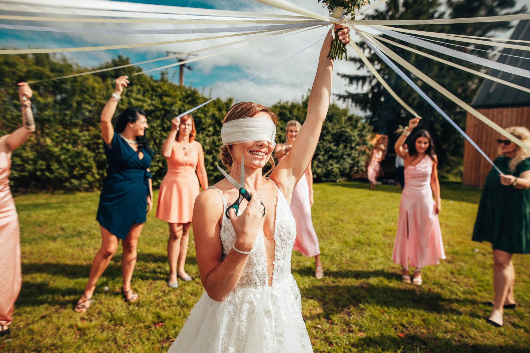 Svatební focení, novomanželé, ženich a nevěsta v přírodě, svatební fotograf