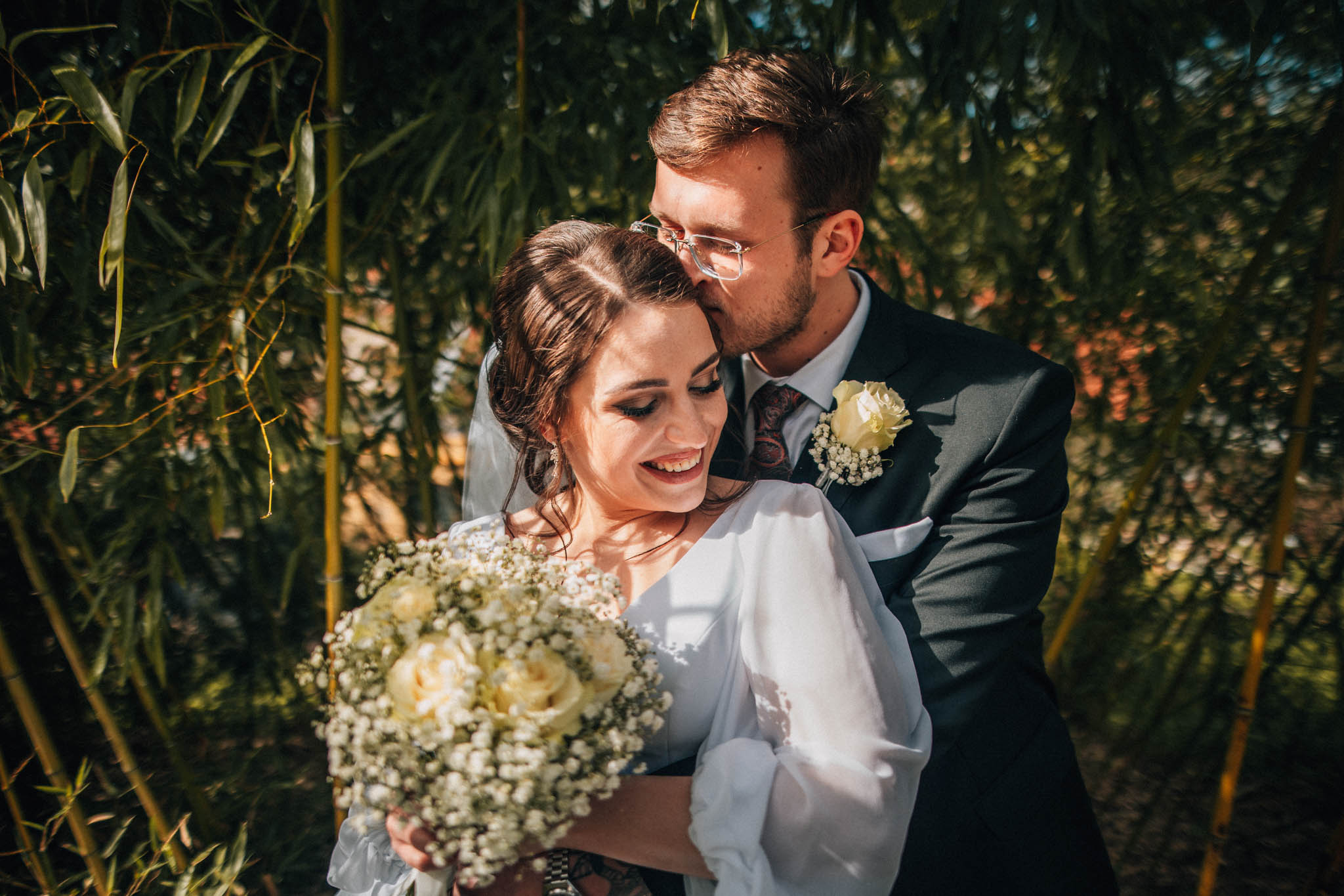 Svatební focení, novomanželé, ženich a nevěsta v přírodě, svatební fotograf