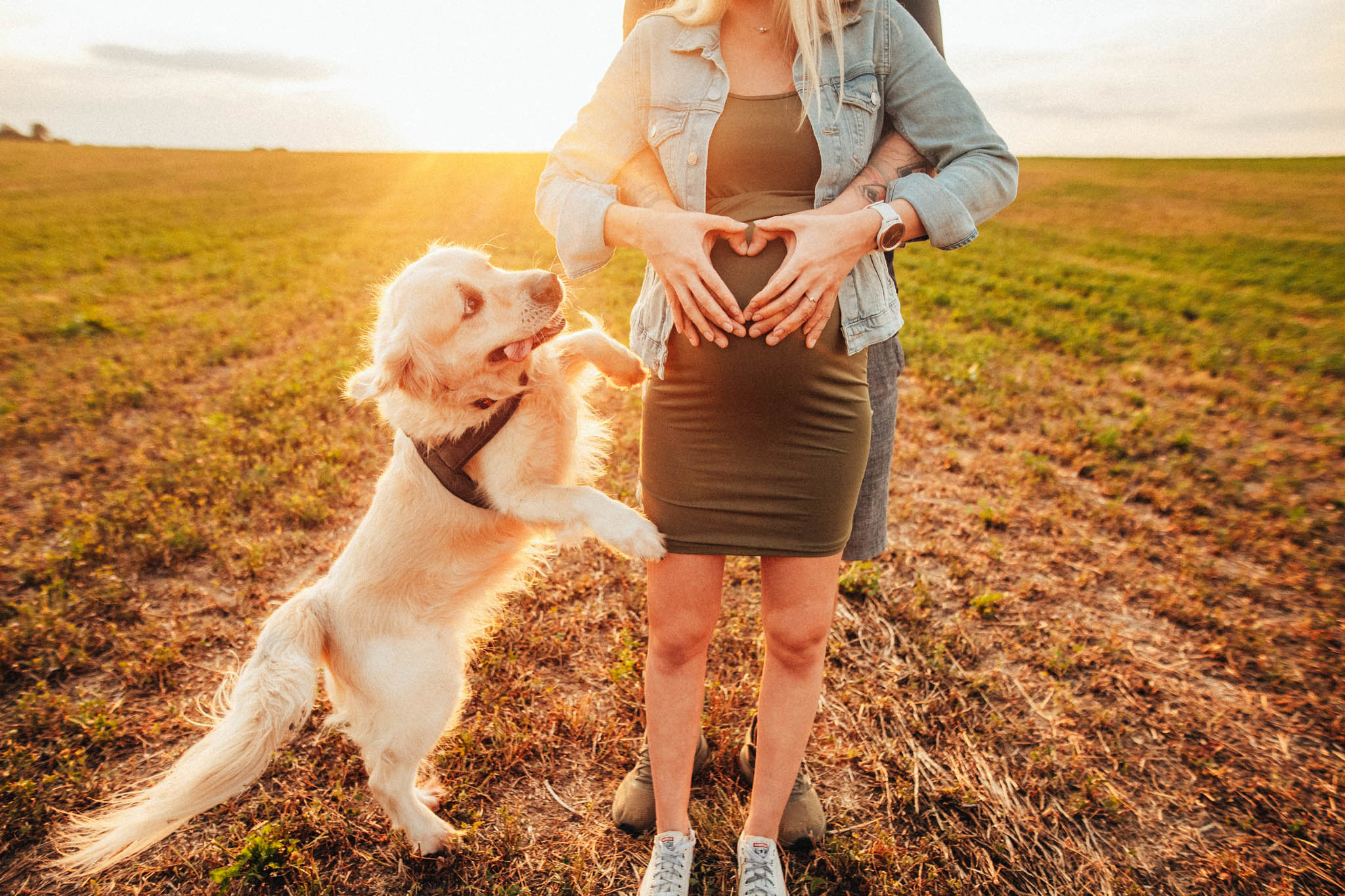 Těhotenská fotografie, těhotenské focení, šťastný pár v přírodě očekávající miminko, láska, smích, emoce, fotograf Lukáš Kenji Vrábel