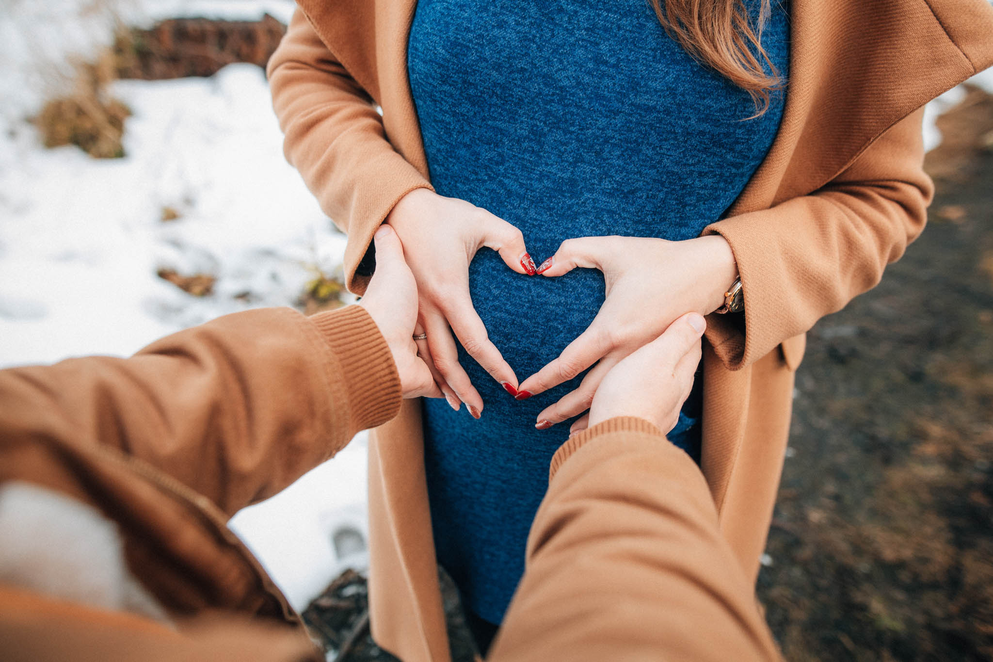Těhotenská fotografie, těhotenské focení, šťastný pár v přírodě očekávající miminko, láska, smích, emoce, fotograf Lukáš Kenji Vrábel