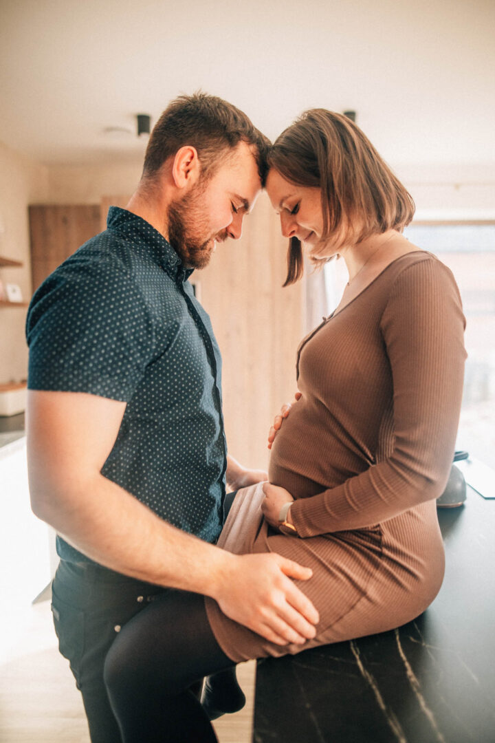 Těhotenská fotografie, těhotenské focení, šťastný pár v přírodě očekávající miminko, láska, smích, emoce, fotograf Lukáš Kenji Vrábel