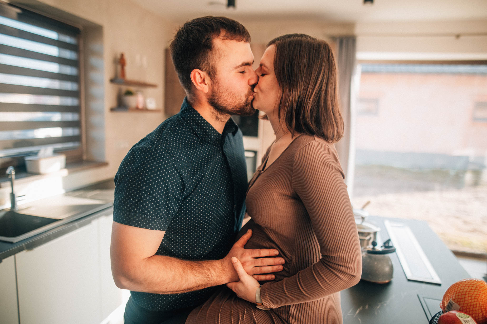 Těhotenská fotografie, těhotenské focení, šťastný pár v přírodě očekávající miminko, láska, smích, emoce, fotograf Lukáš Kenji Vrábel