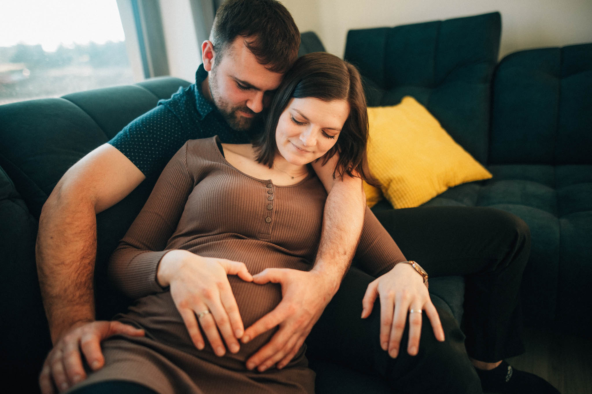 Těhotenská fotografie, těhotenské focení, šťastný pár v přírodě očekávající miminko, láska, smích, emoce, fotograf Lukáš Kenji Vrábel
