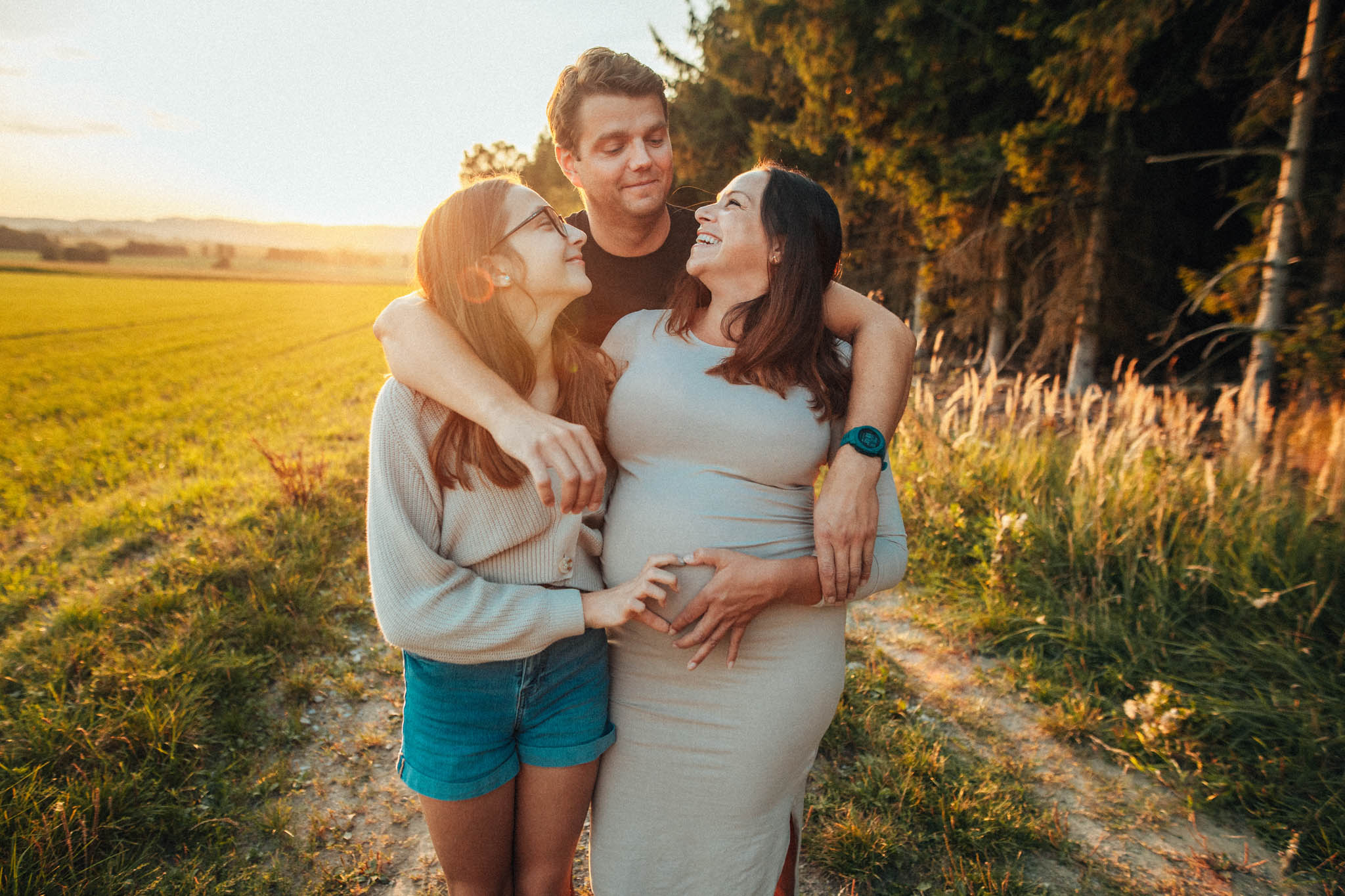 Těhotenská fotografie, těhotenské focení, šťastný pár v přírodě očekávající miminko, láska, smích, emoce, fotograf Lukáš Kenji Vrábel
