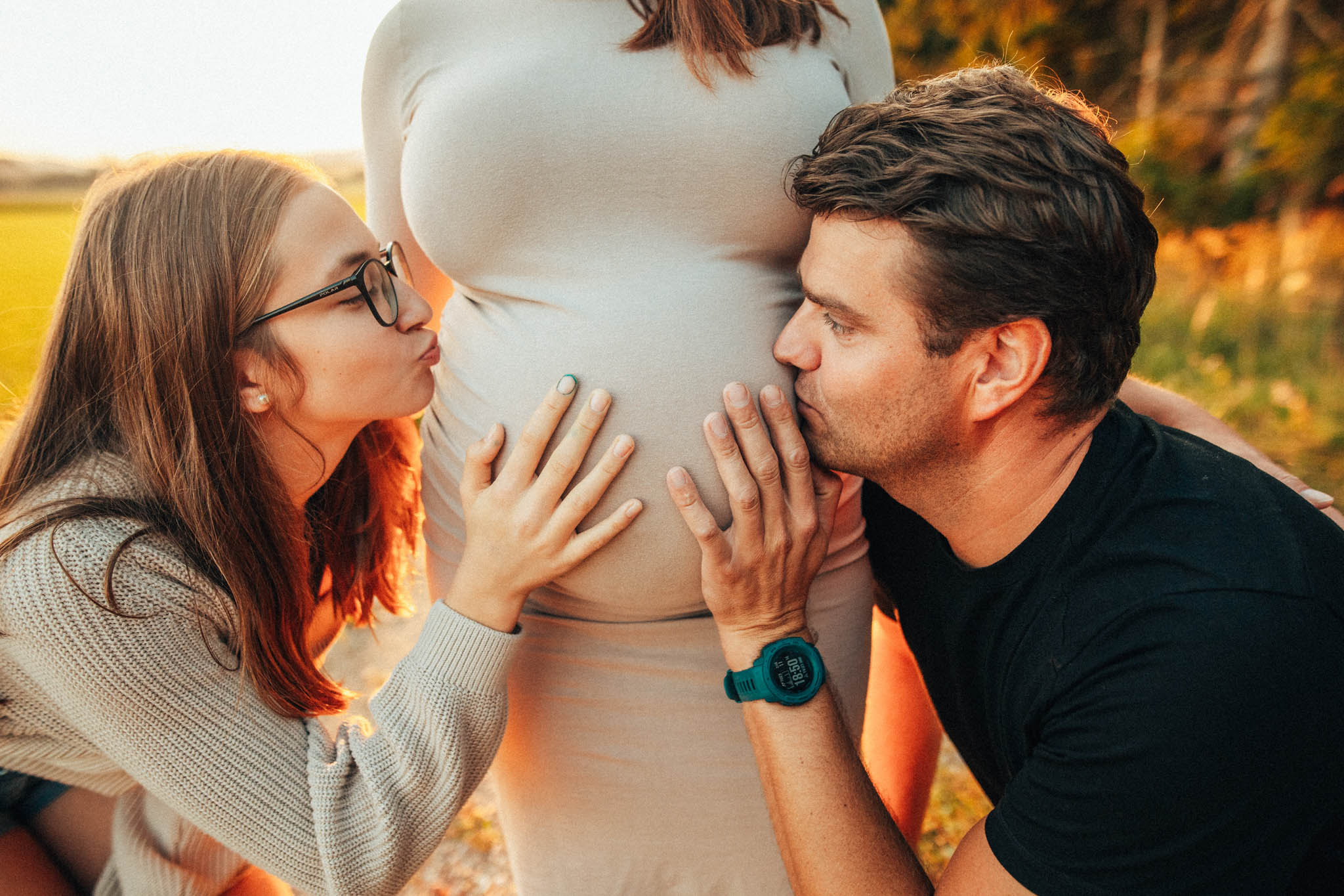 Těhotenská fotografie, těhotenské focení, šťastný pár v přírodě očekávající miminko, láska, smích, emoce, fotograf Lukáš Kenji Vrábel
