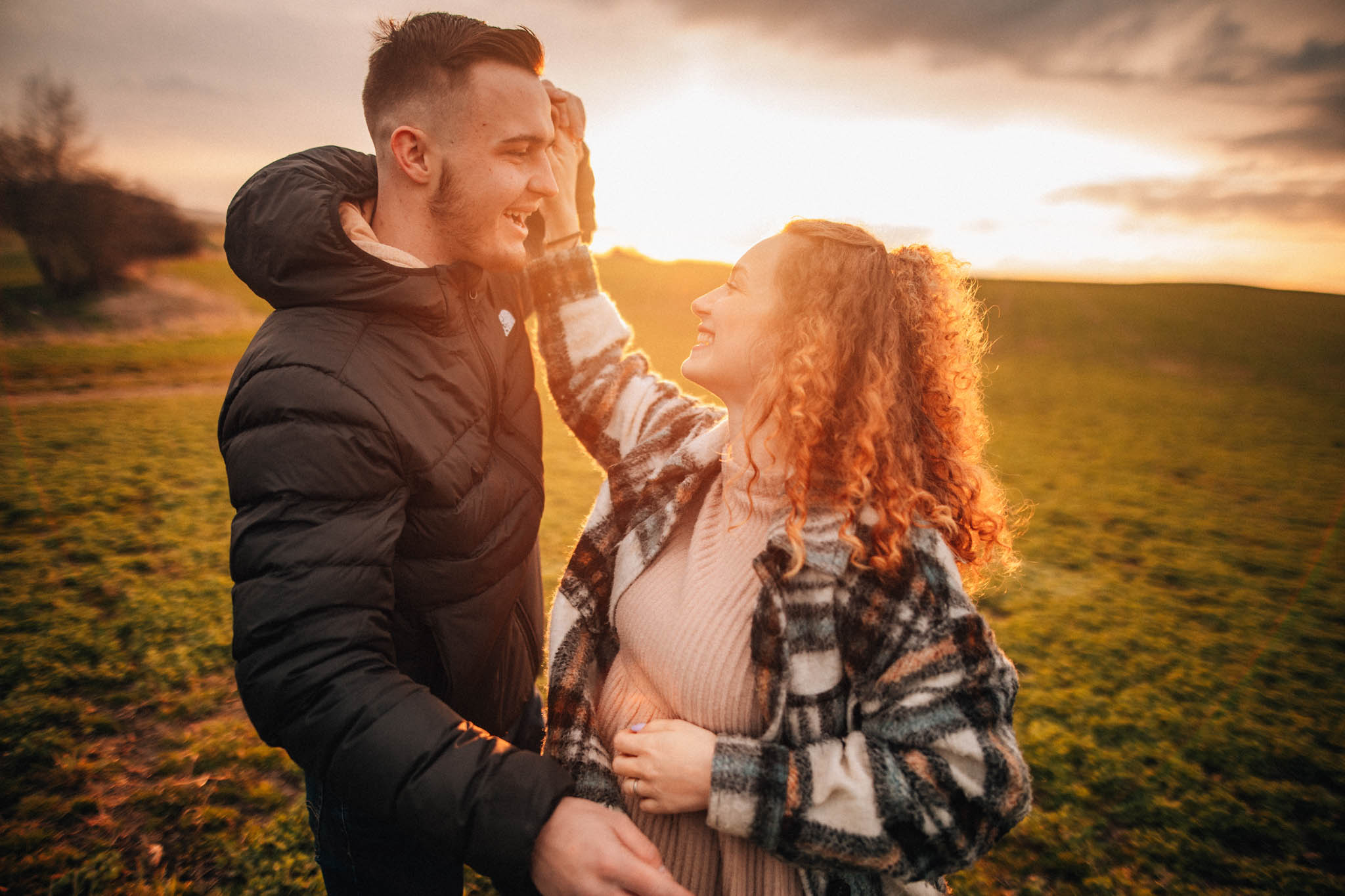 Těhotenská fotografie, těhotenské focení, šťastný pár v přírodě očekávající miminko, láska, smích, emoce, fotograf Lukáš Kenji Vrábel