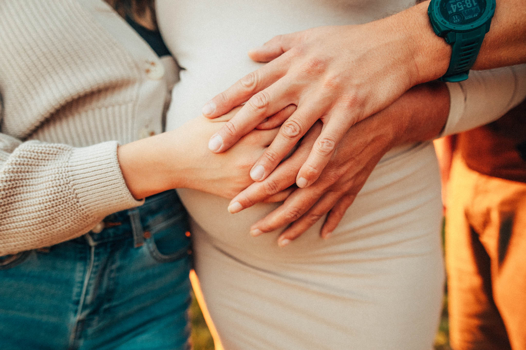 Těhotenská fotografie, těhotenské focení, šťastný pár v přírodě očekávající miminko, láska, smích, emoce, fotograf Lukáš Kenji Vrábel