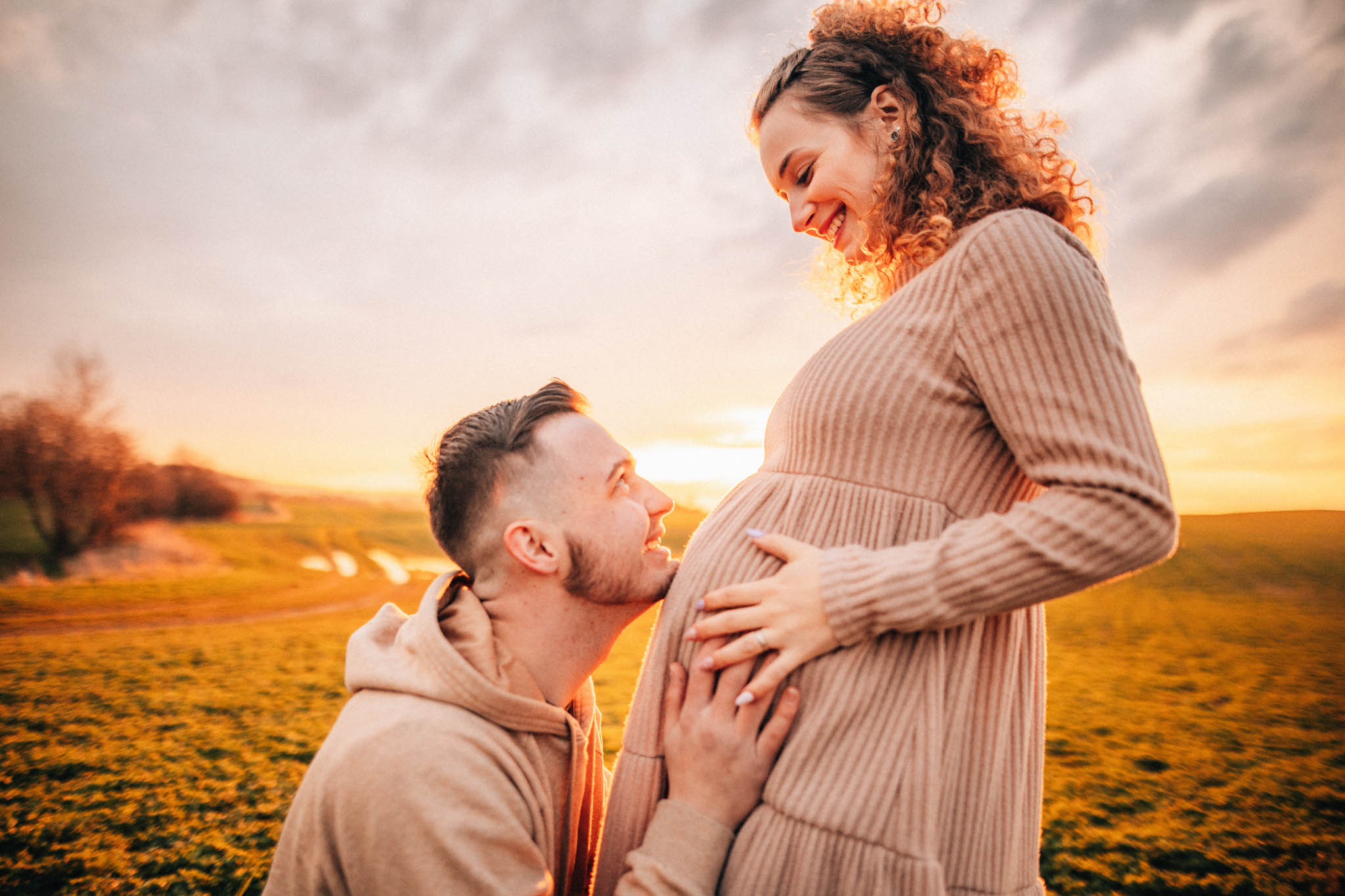 Těhotenská fotografie, těhotenské focení, šťastný pár v přírodě očekávající miminko, láska, smích, emoce, fotograf Lukáš Kenji Vrábel