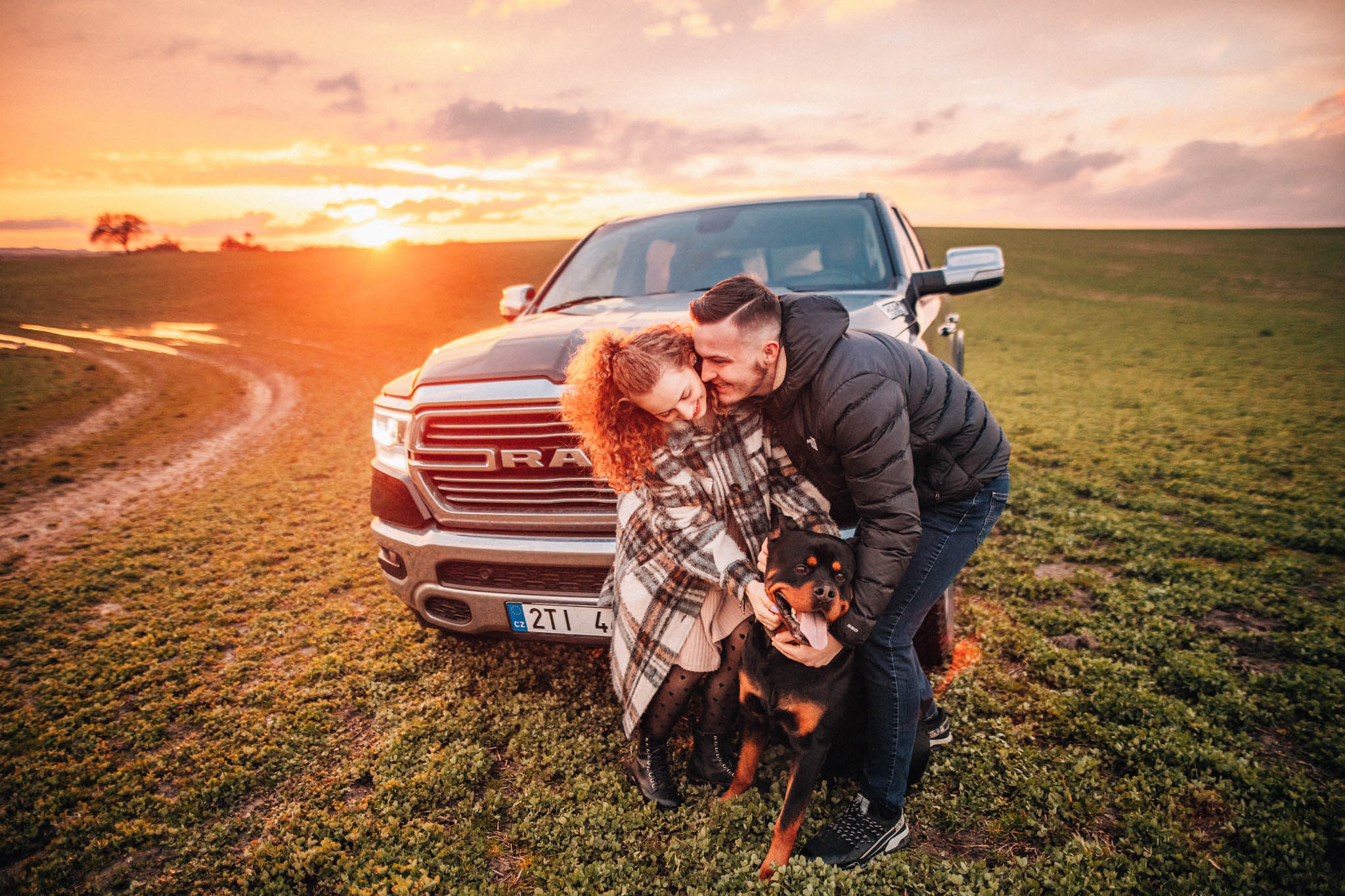 Těhotenská fotografie, těhotenské focení, šťastný pár v přírodě očekávající miminko, láska, smích, emoce, fotograf Lukáš Kenji Vrábel
