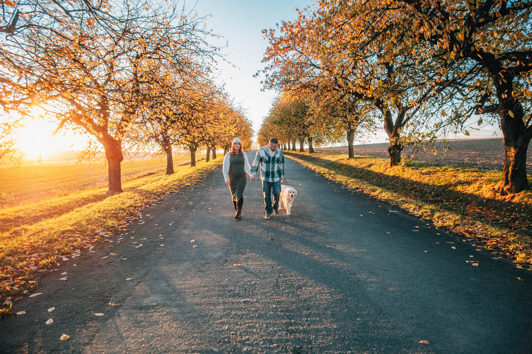 Těhotenská fotografie, těhotenské focení, šťastný pár v přírodě očekávající miminko, láska, smích, emoce, fotograf Lukáš Kenji Vrábel