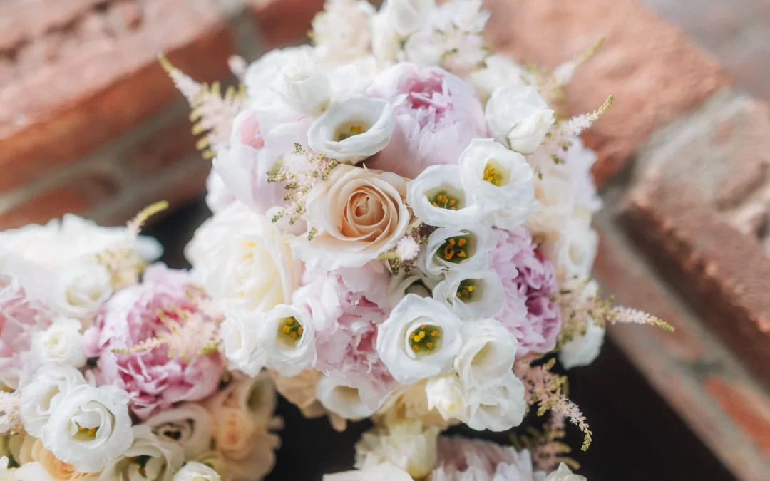 Svatební kytice: 5 věcí, které se hodí vědět (a&nbsp;nikdo ti je možná neřekne)